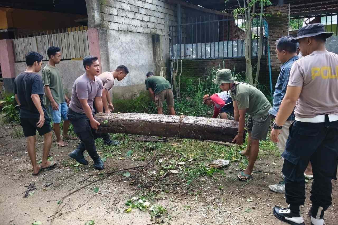 Aksi Polisi, Mahasiswa KKN, dan Warga Sekotong Jaga Lingkungan