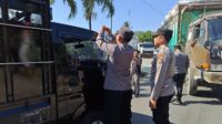 Polsek Pelabuhan Lembar Bagikan Bendera Merah Putih kepada Sopir Truk Sambut HUT RI ke-80