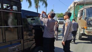 Polsek Pelabuhan Lembar Bagikan Bendera Merah Putih kepada Sopir Truk Sambut HUT RI ke-80