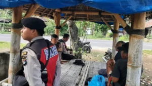 Empat Personel Polsek Sekotong Patroli Dialogis di Gunung Ketapang