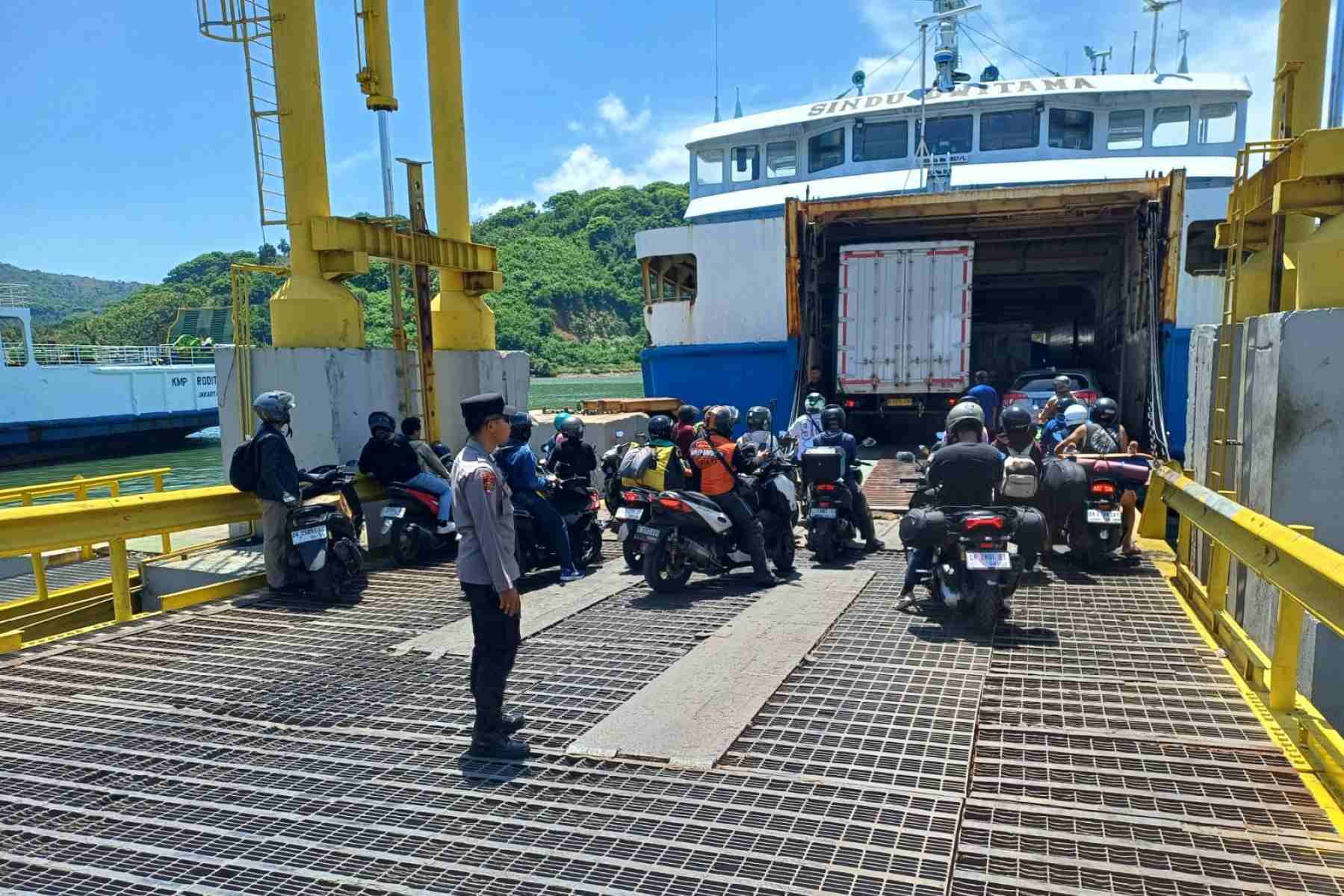 Antisipasi Kerawanan Nataru: Polsek Lembar Cek Dokumen Kendaraan Kapal